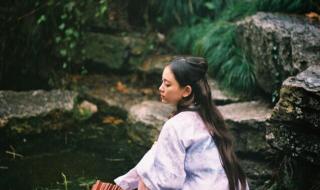 彷徨在寂寥的雨巷